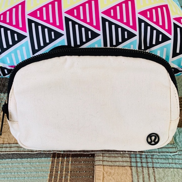 lululemon athletica Handbags - Lululemon Everywhere belt bag